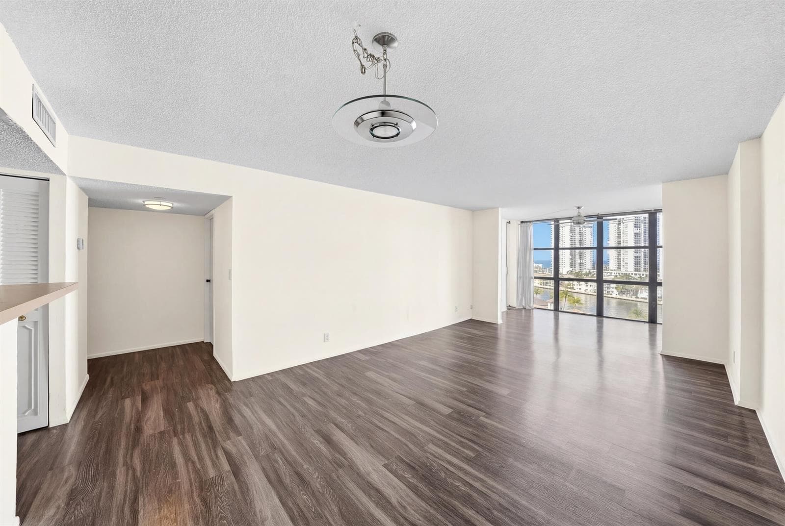 1000 Parkview Drive 1006 photo 7