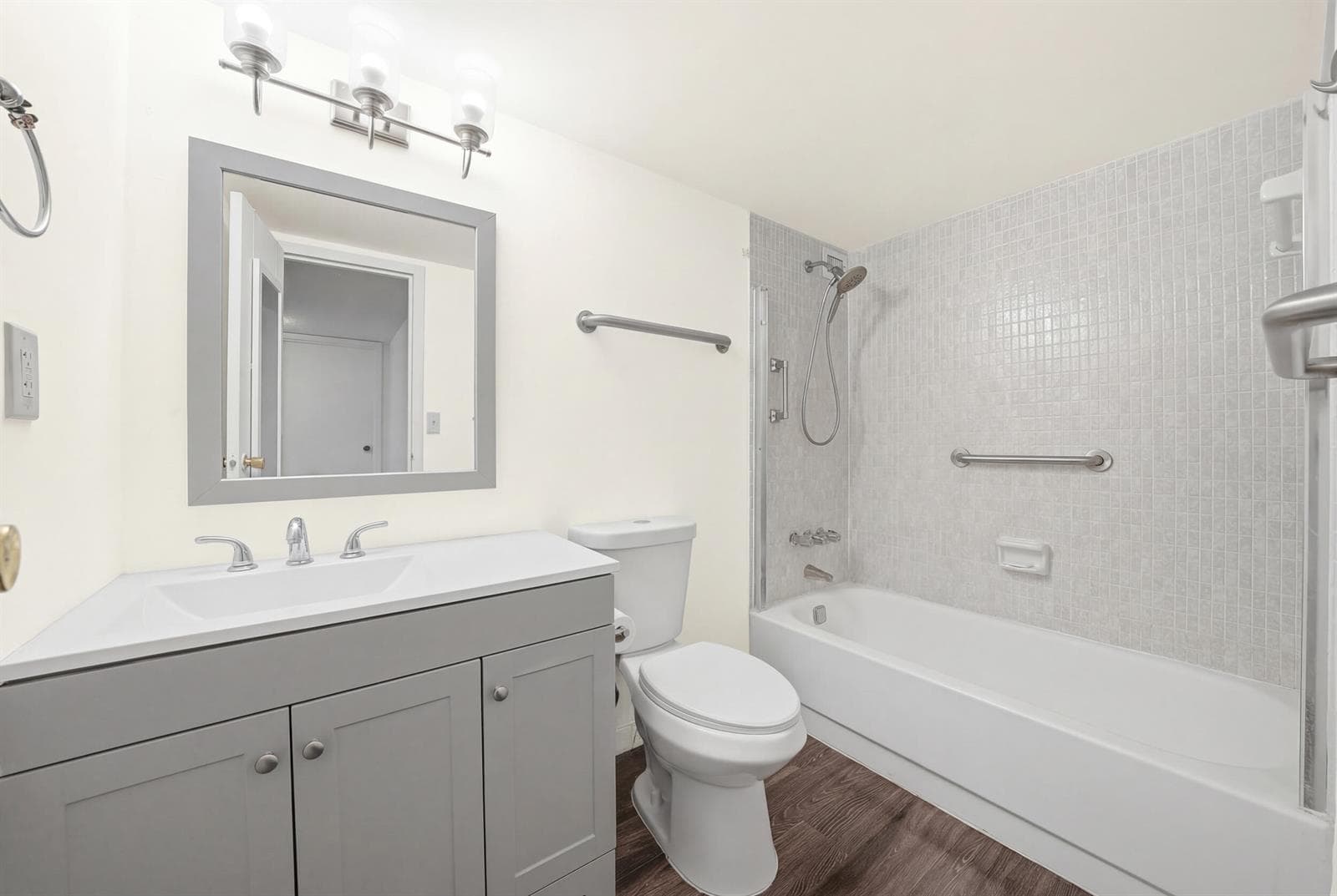 1000 Parkview Drive 1006 photo 14