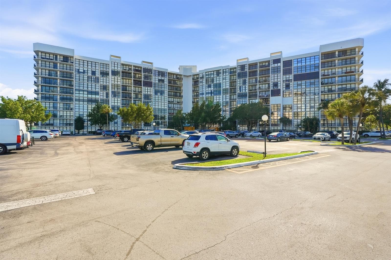 1000 Parkview Drive 1006 photo 18