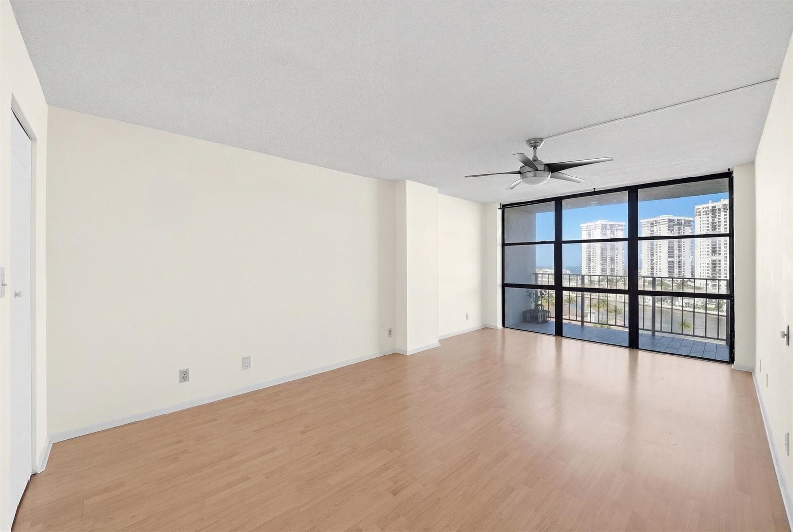1000 Parkview Drive 1006 photo 11