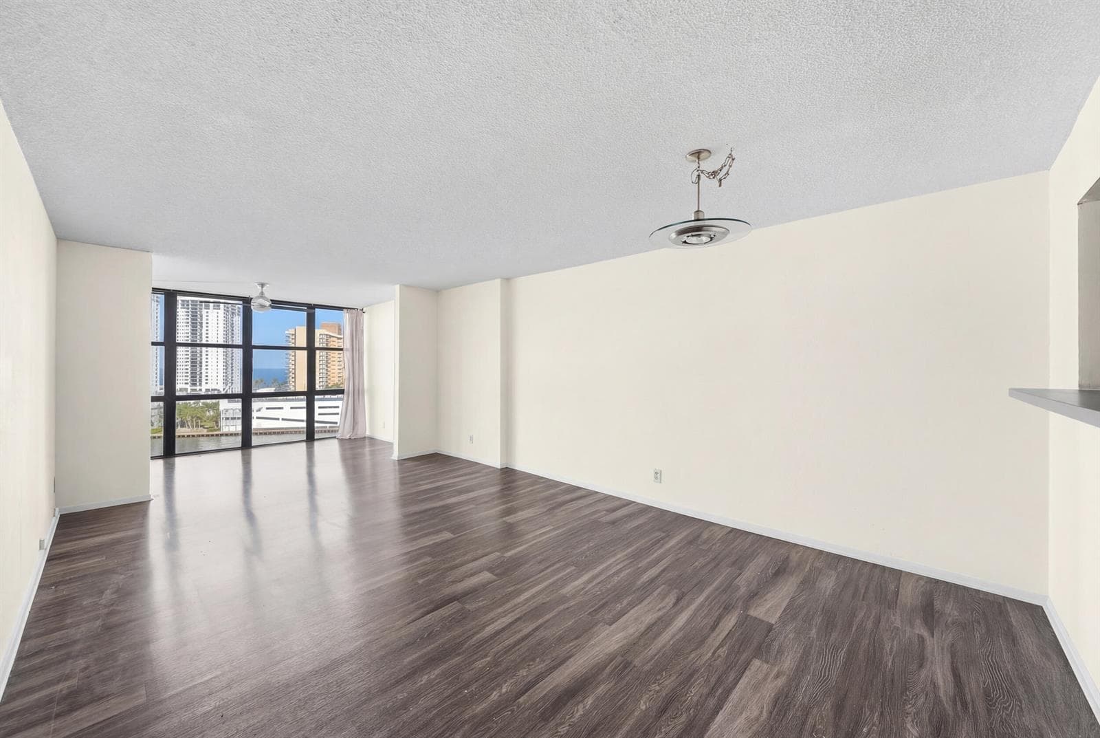 1000 Parkview Drive 1006 photo 8