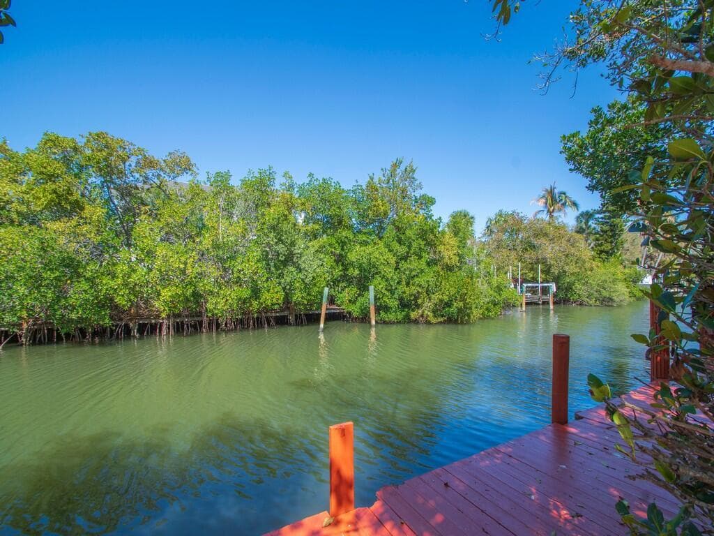 527 E Causeway Boulevard photo 23