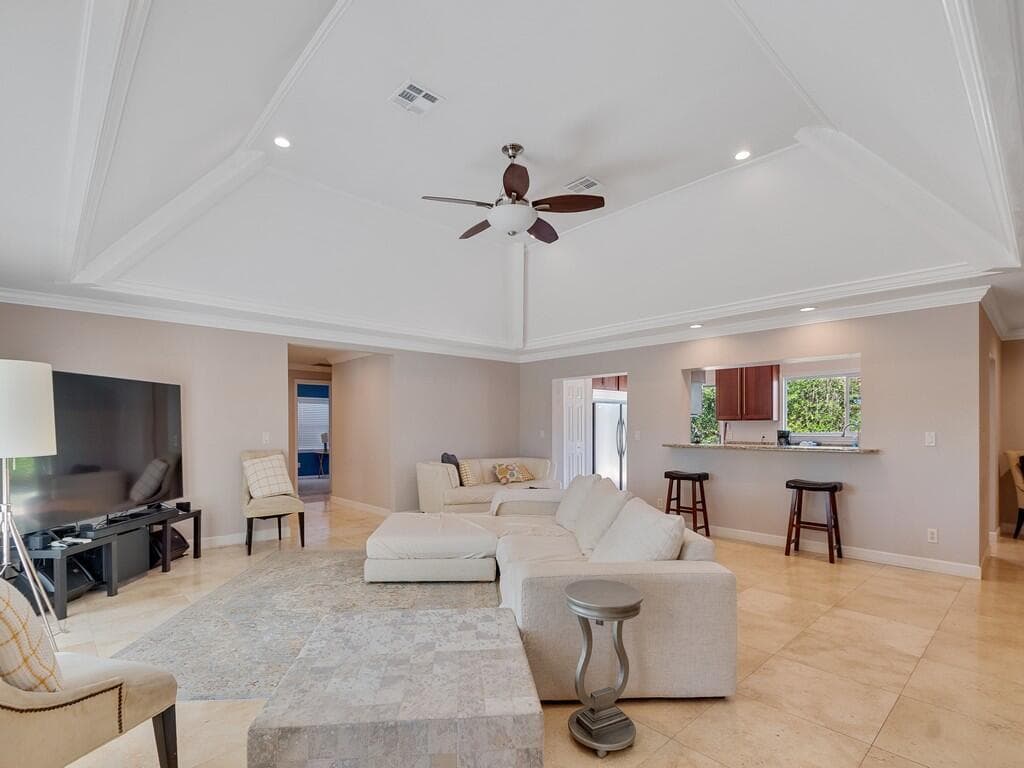 527 E Causeway Boulevard photo 2
