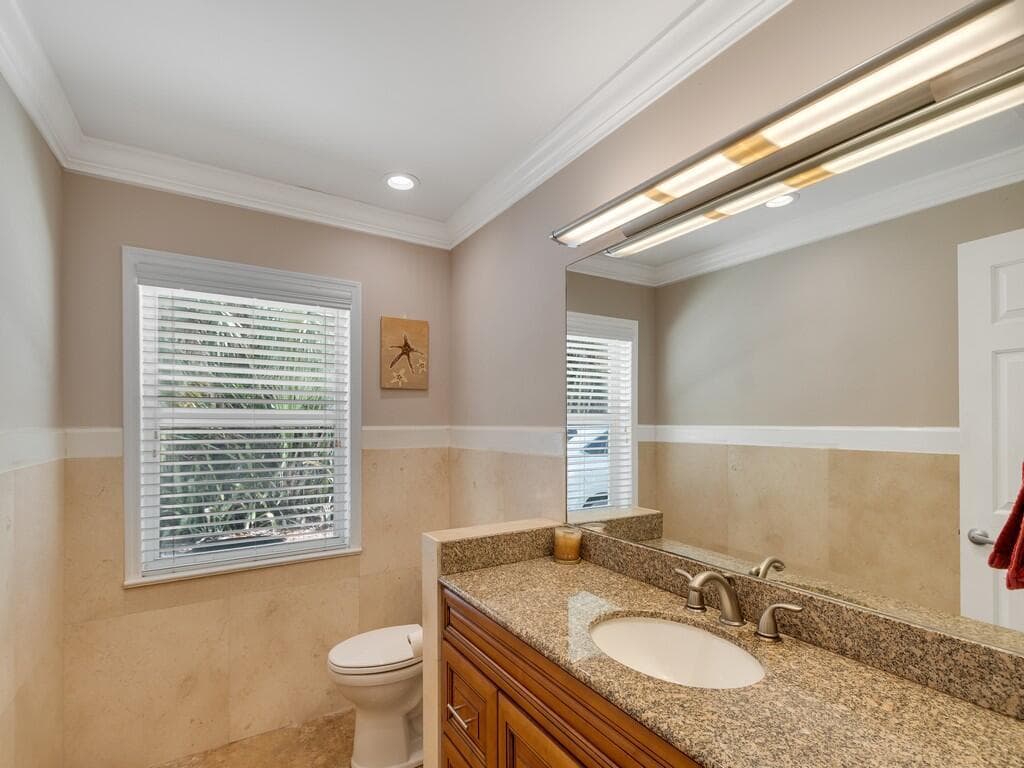527 E Causeway Boulevard photo 13