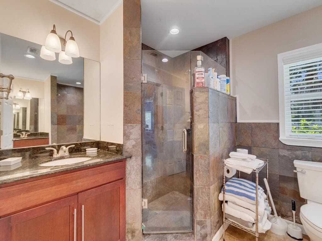 527 E Causeway Boulevard photo 17