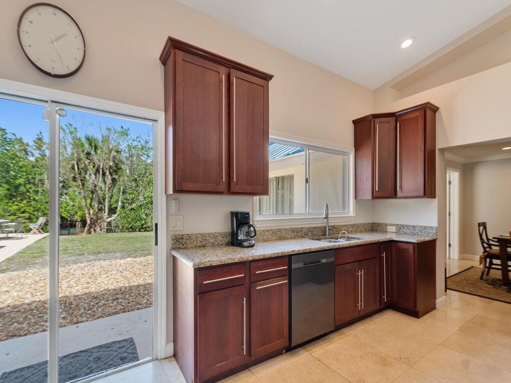 527 E Causeway Boulevard photo 7
