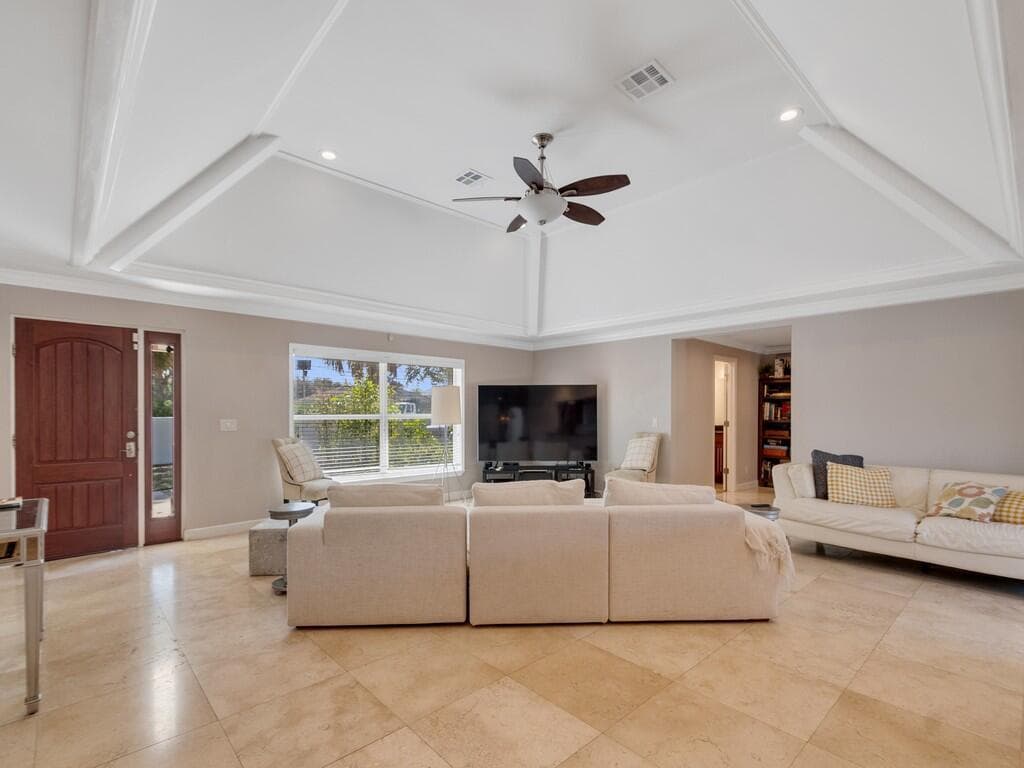 527 E Causeway Boulevard photo 3