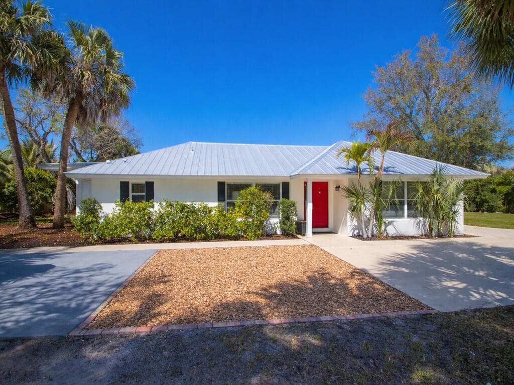 527 E Causeway Boulevard photo 1