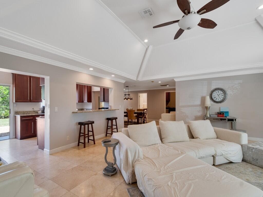 527 E Causeway Boulevard photo 5