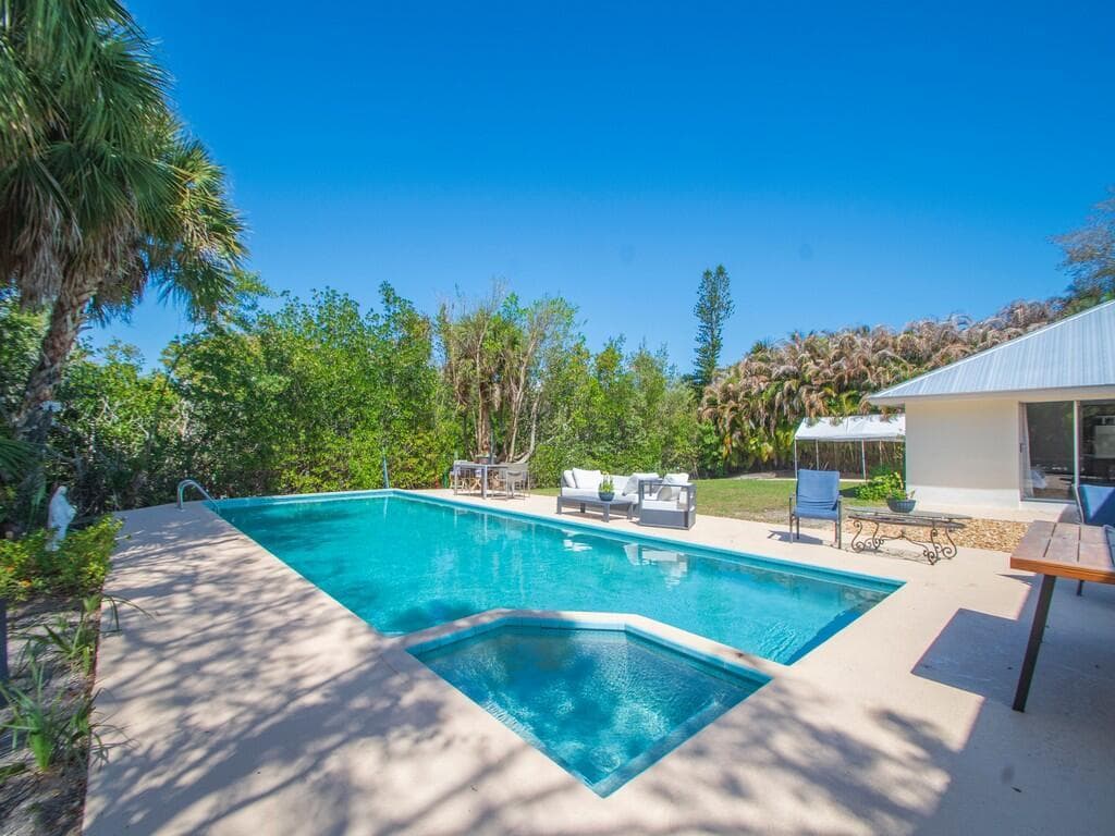 527 E Causeway Boulevard photo 20