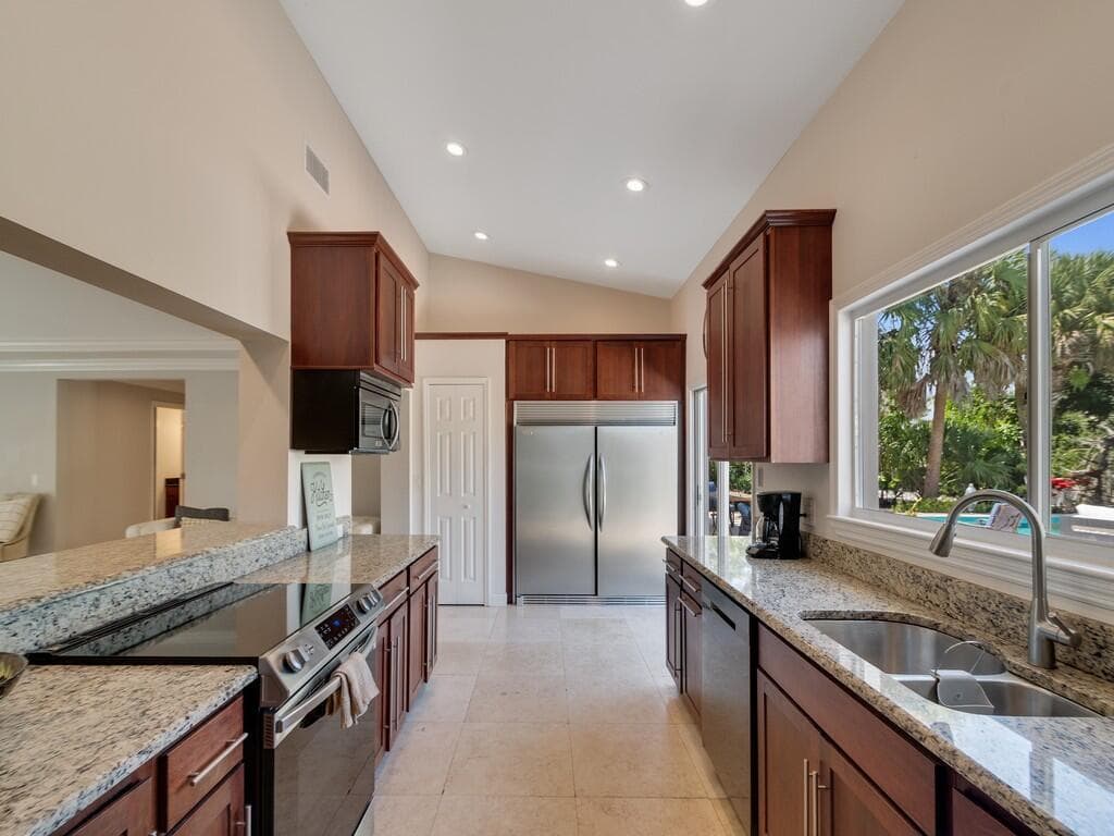 527 E Causeway Boulevard photo 9