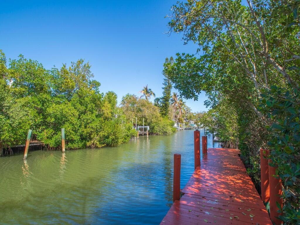 527 E Causeway Boulevard photo 24