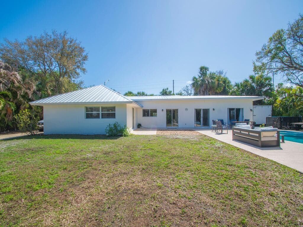 527 E Causeway Boulevard photo 18
