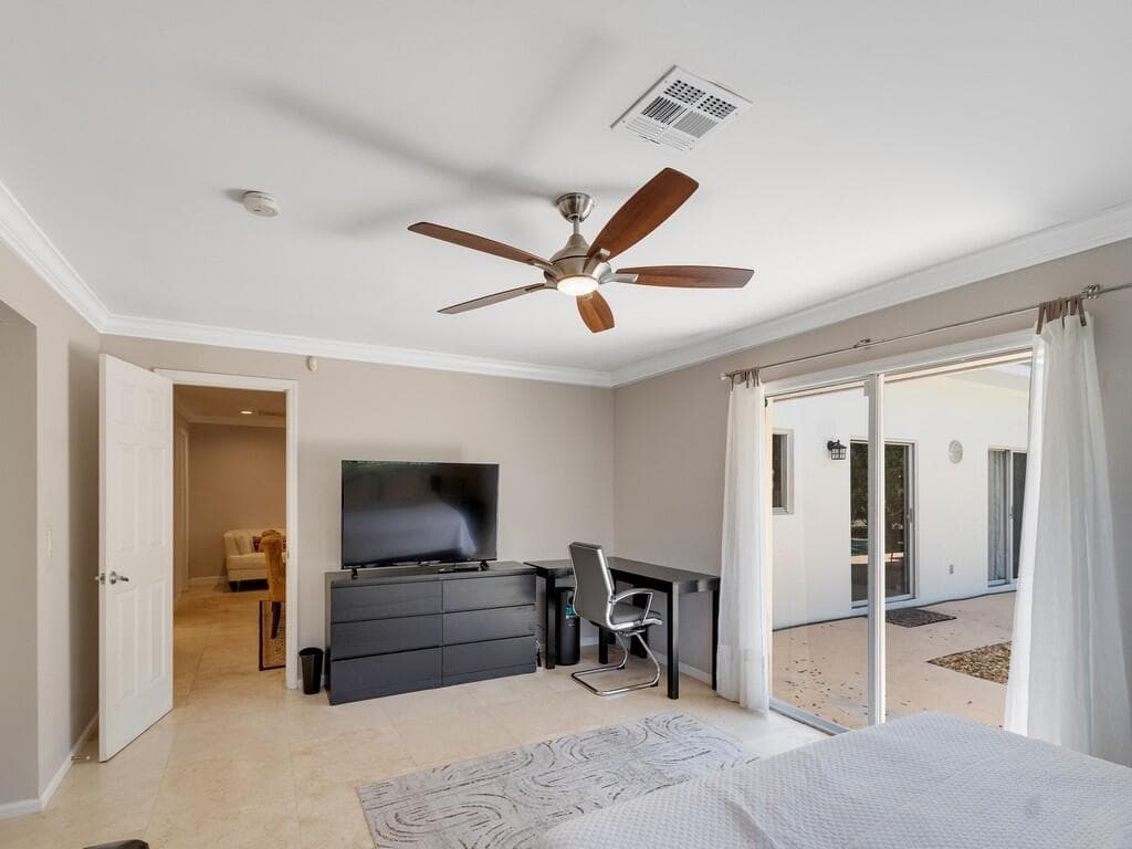 527 E Causeway Boulevard photo 11