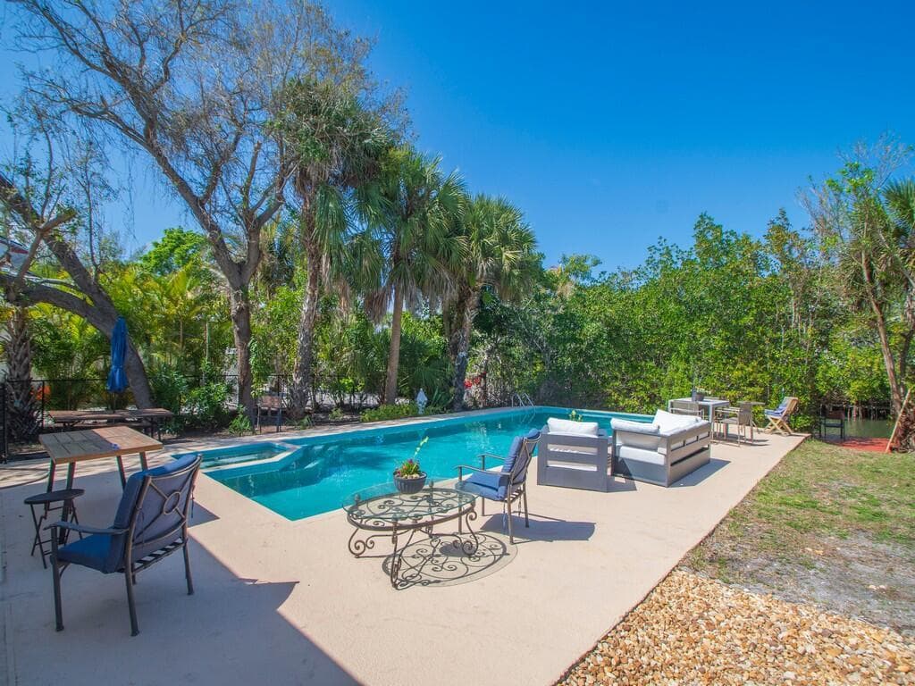 527 E Causeway Boulevard photo 19