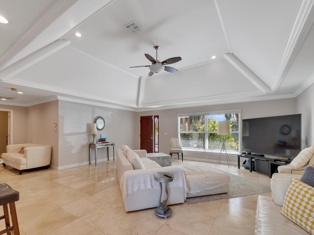 527 E Causeway Boulevard photo 4