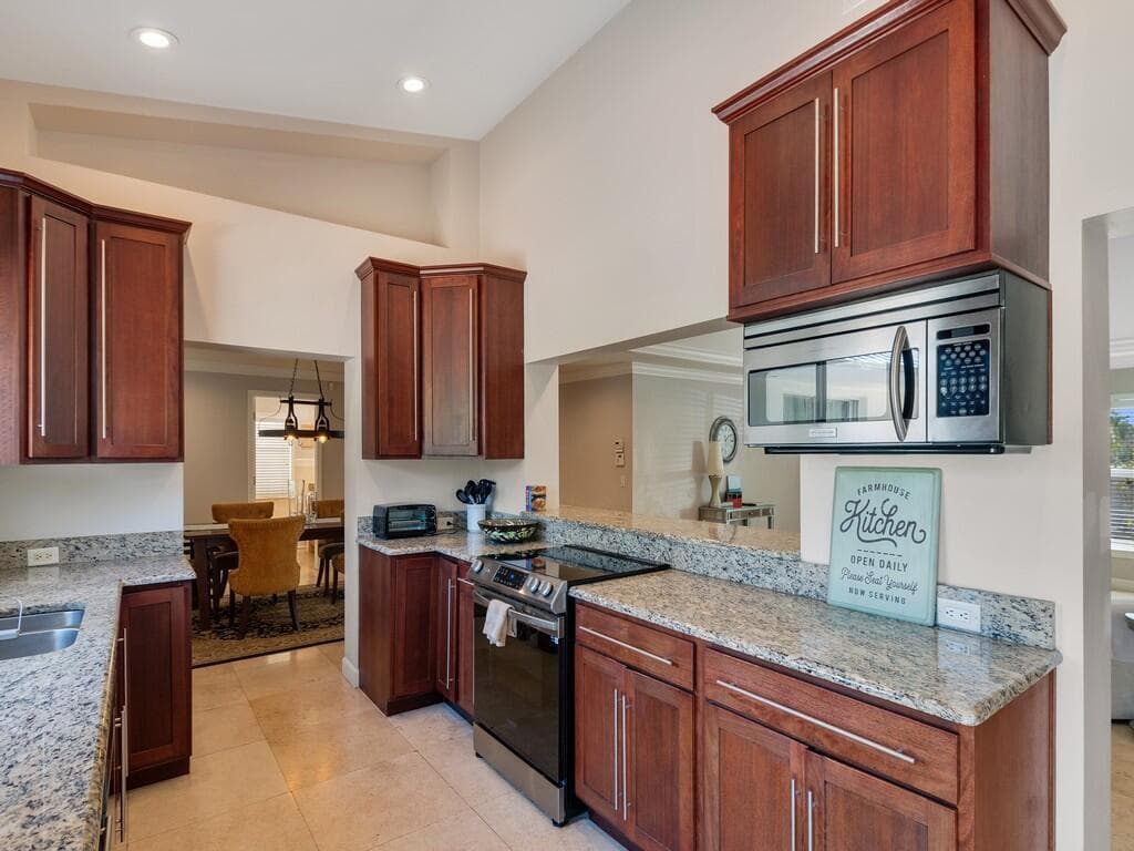 527 E Causeway Boulevard photo 8