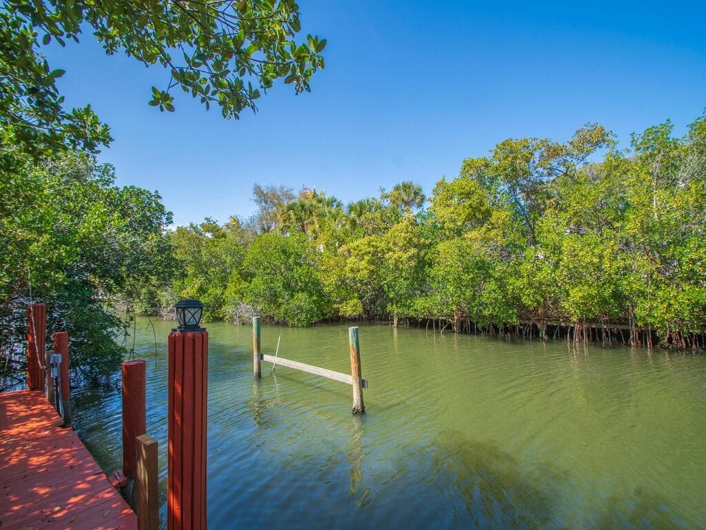 527 E Causeway Boulevard photo 25