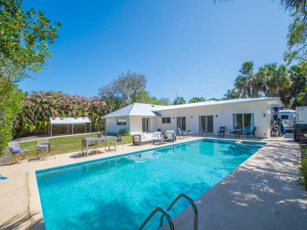 527 E Causeway Boulevard photo 21