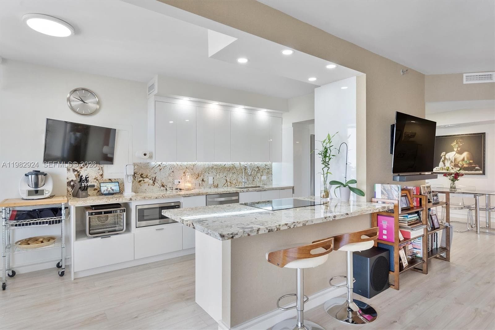 20191 E Country Club Dr 1903 photo 17