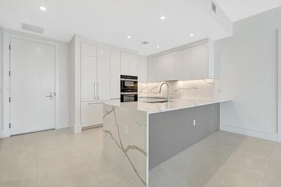 220 Lake Shore Drive 2105 photo 4