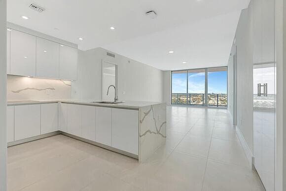 220 Lake Shore Drive 2105 photo 2
