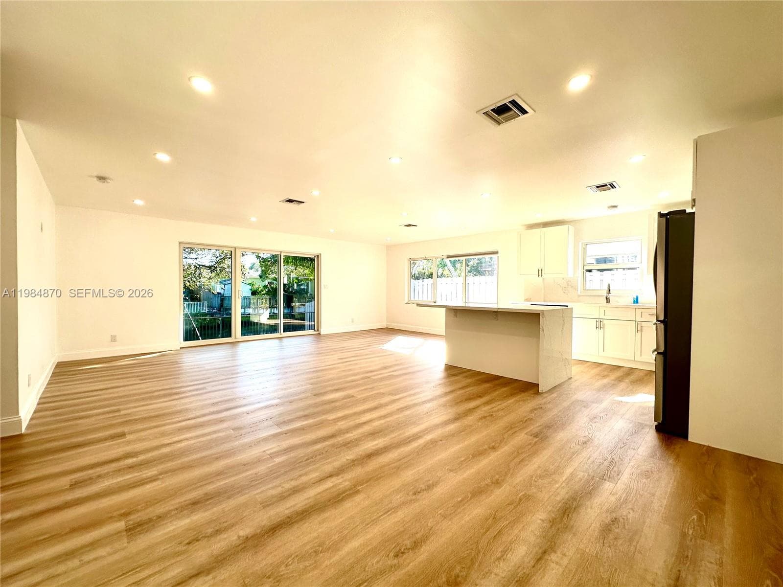 3042 Hayes St photo 5