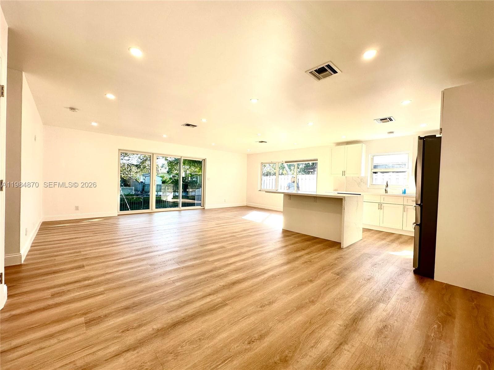 3042 Hayes St photo 4
