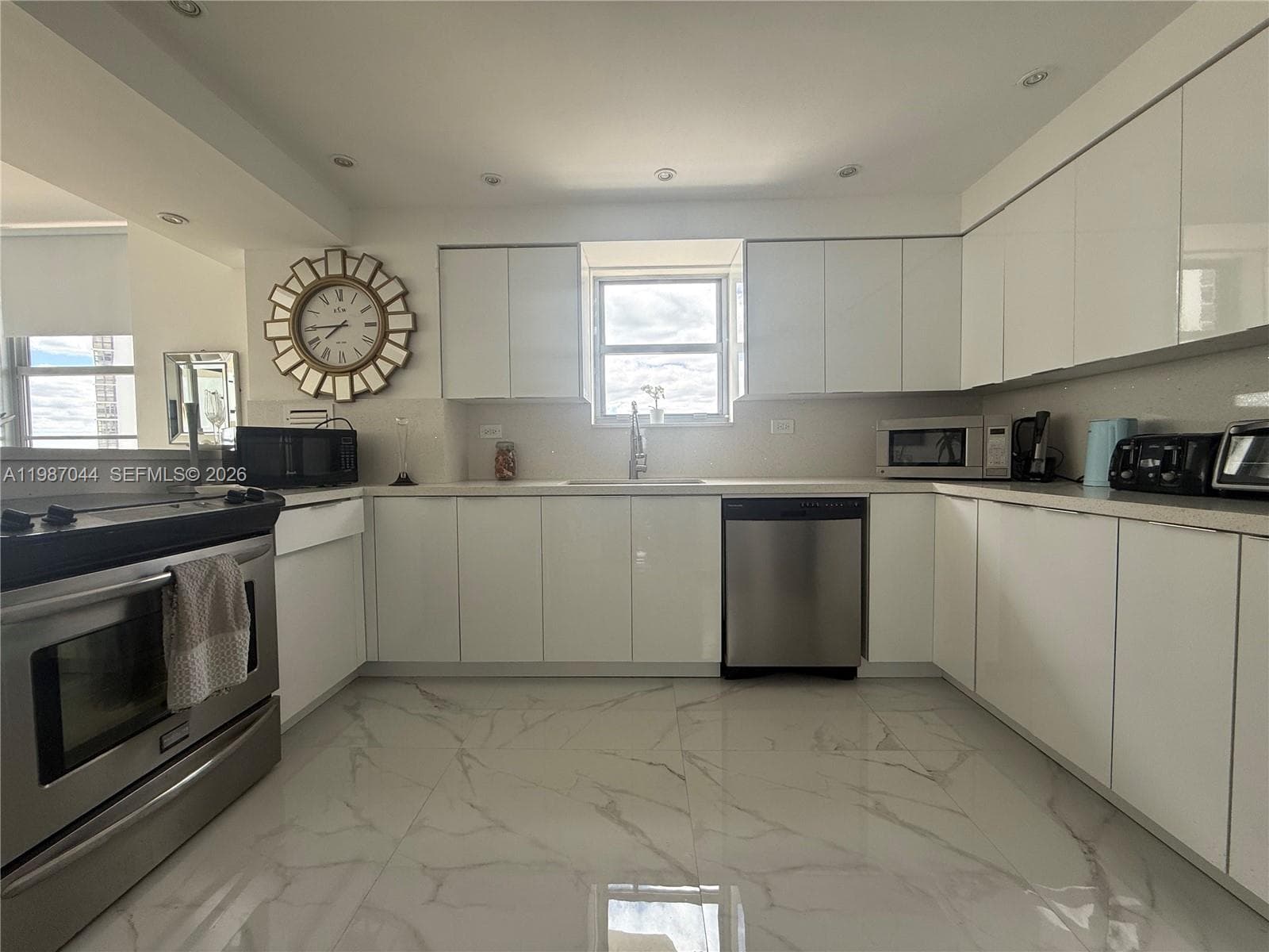 5555 Collins Ave 8R photo 22