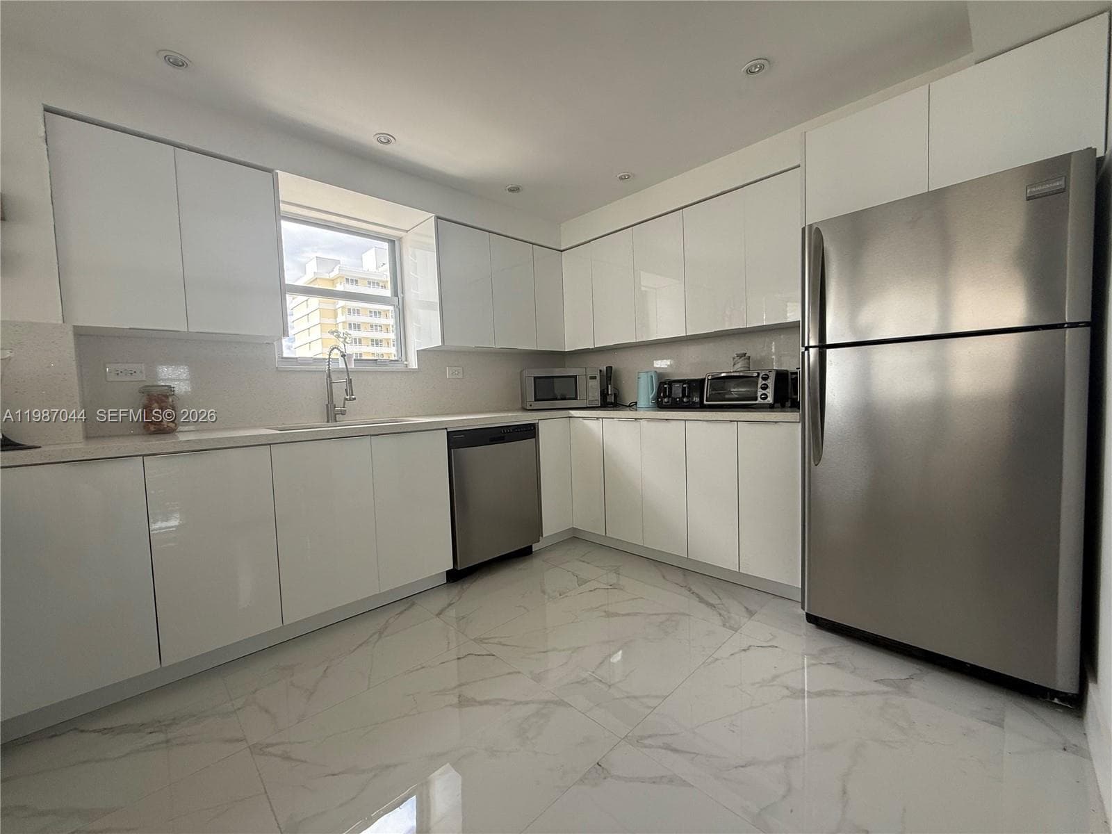 5555 Collins Ave 8R photo 19