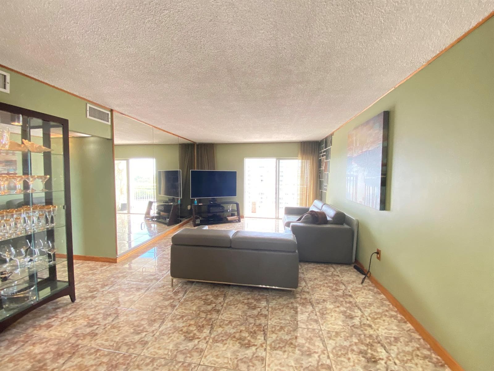 400 Kings Point Drive 1423 photo 1