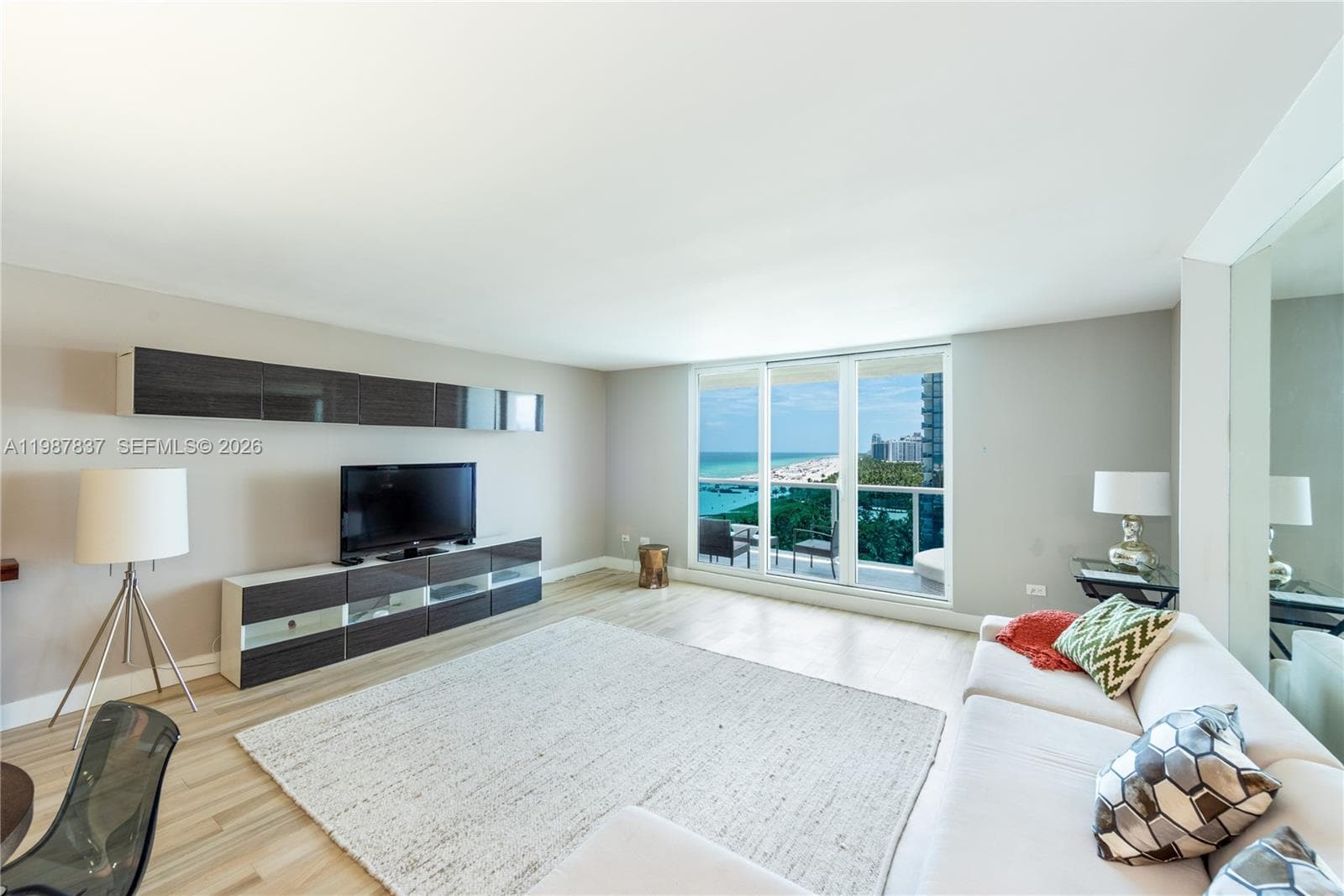 2301 Collins Ave 1009 photo 4