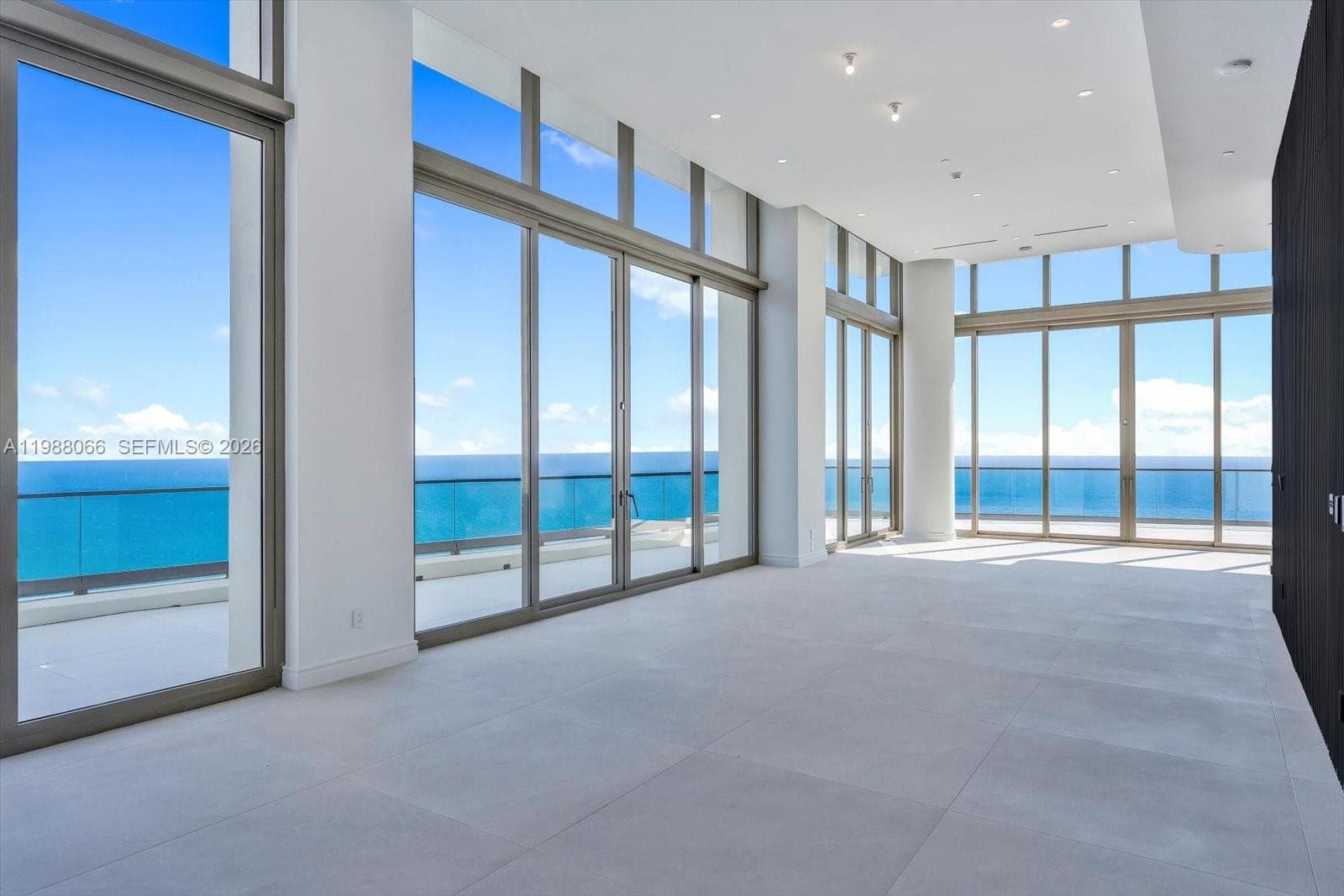 17901 Collins Ave PH-01 photo 2