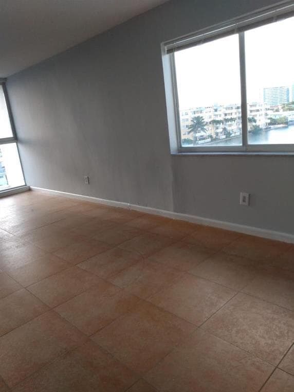 8001 Crespi Boulevard 5c photo 4