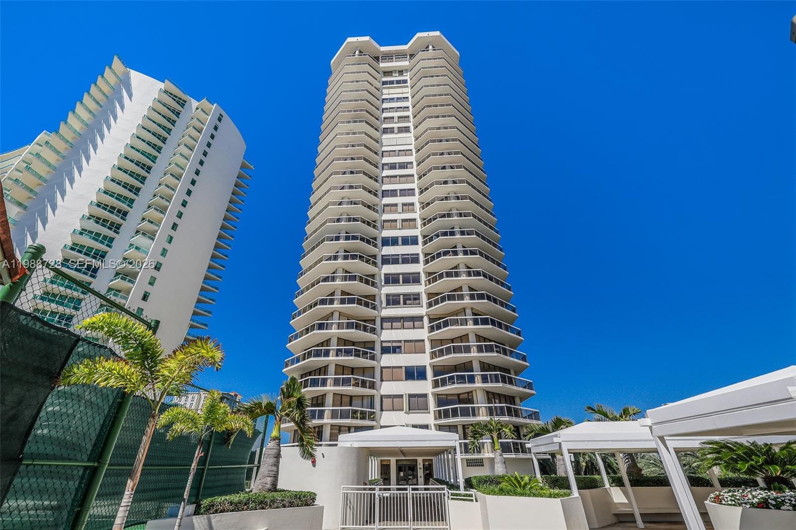 20185 E Country Club Dr 302 photo 2
