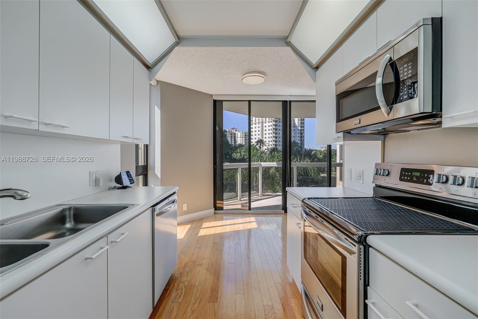 20185 E Country Club Dr 302 photo 6
