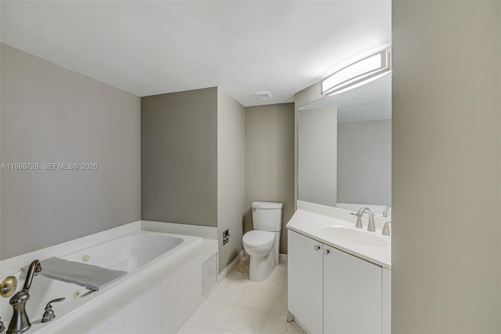 20185 E Country Club Dr 302 photo 12