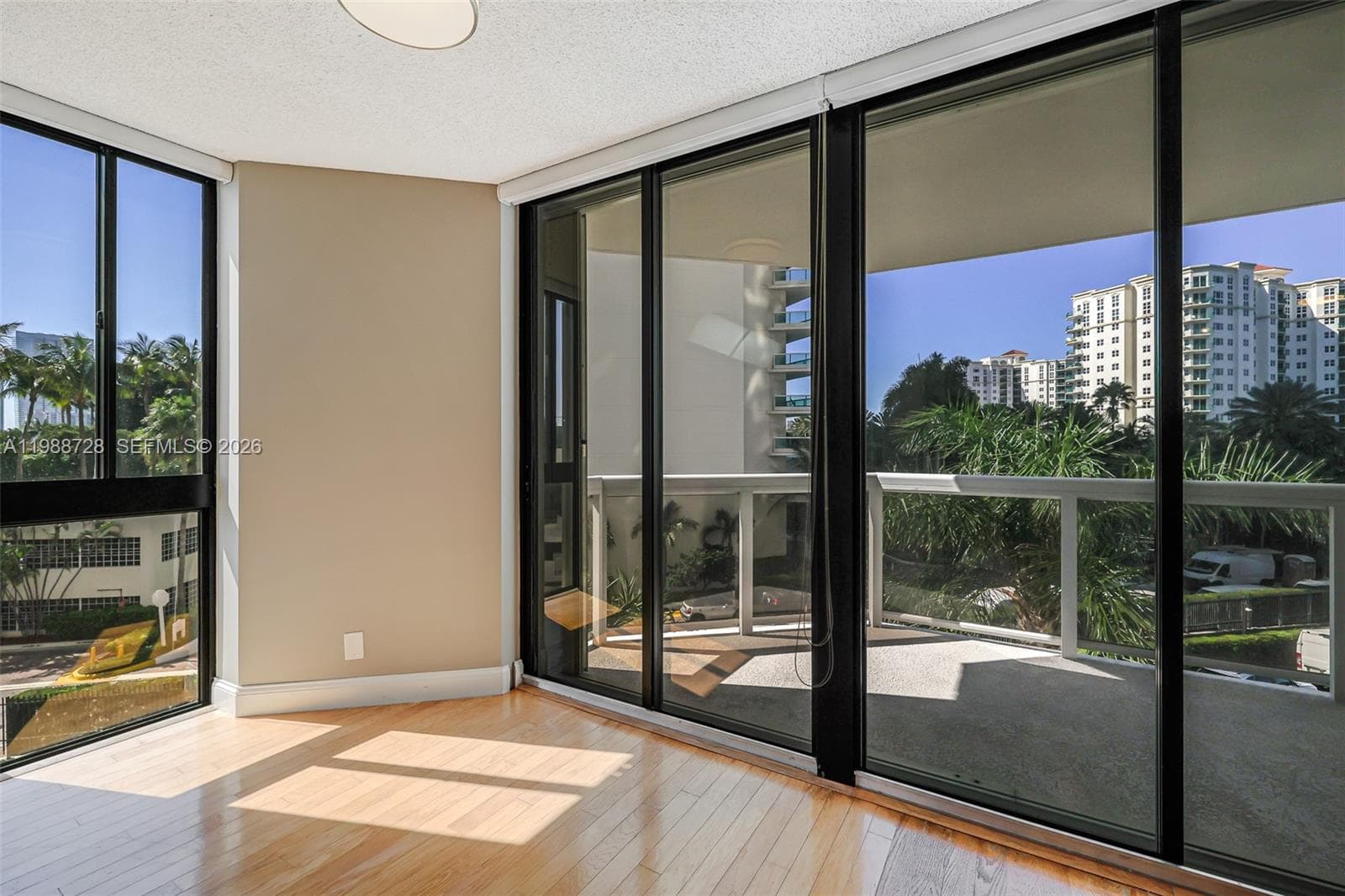 20185 E Country Club Dr 302 photo 3