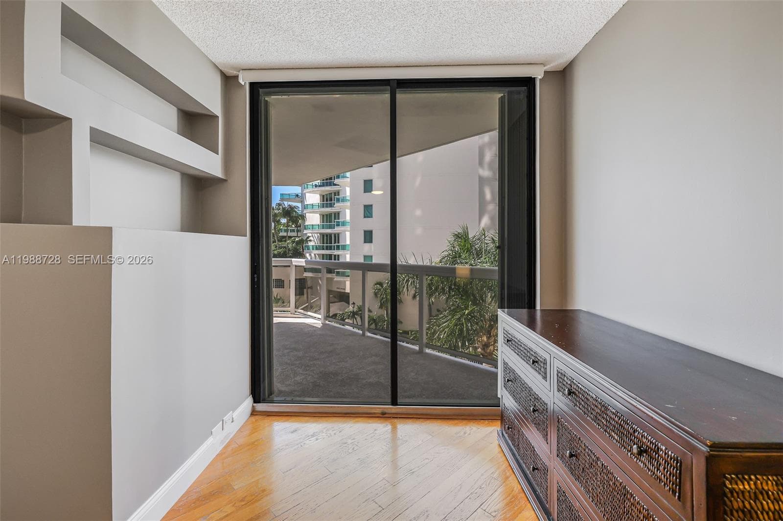 20185 E Country Club Dr 302 photo 10