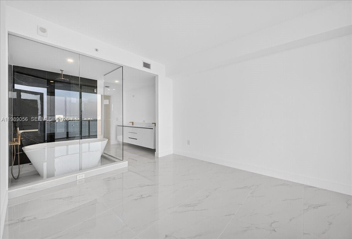 700 NE 24 2606 photo 12