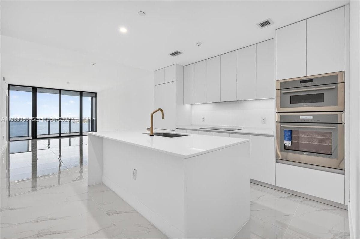 700 NE 24 2606 photo 3