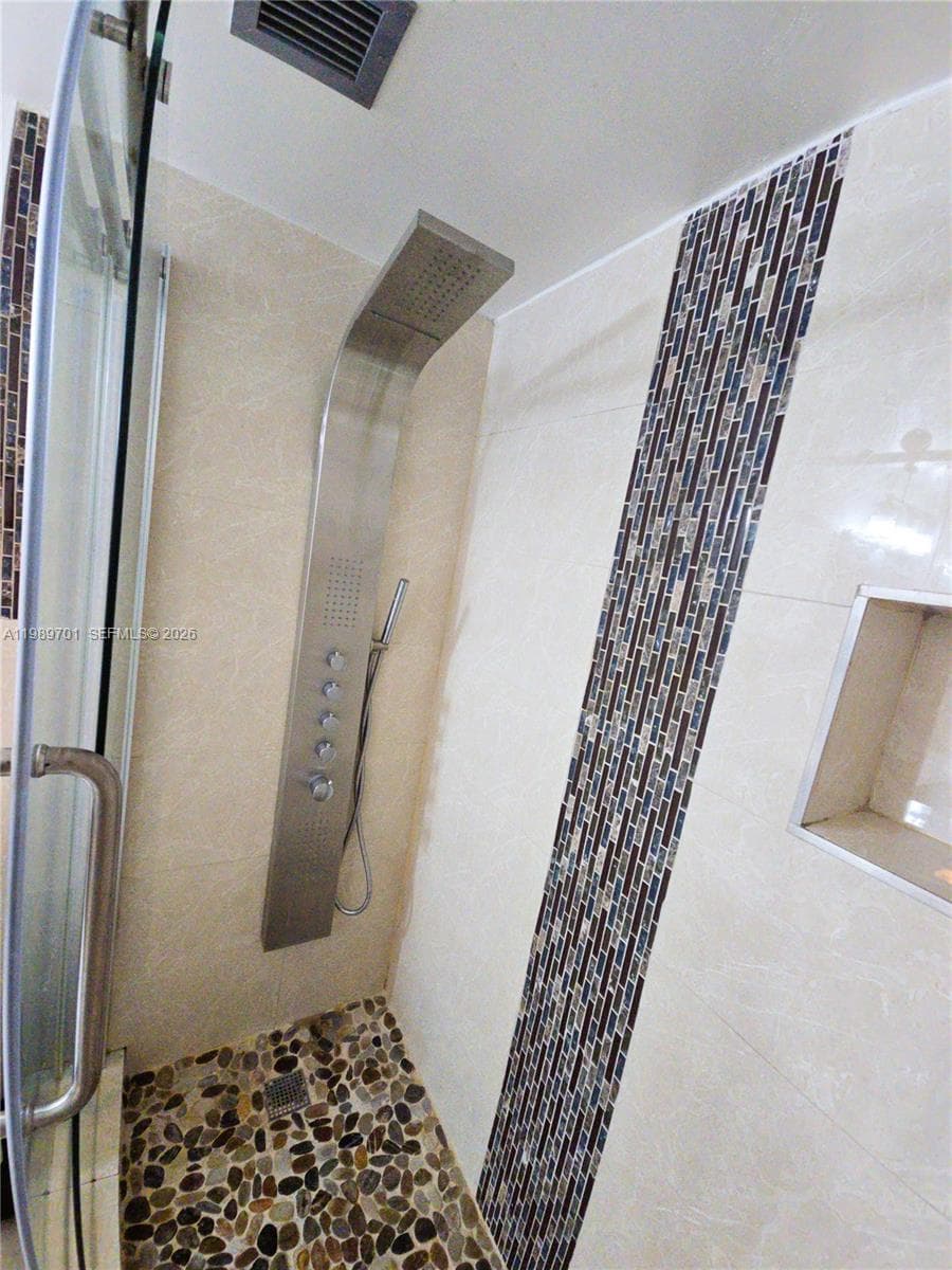 2851 NE 183rd St 905E photo 23