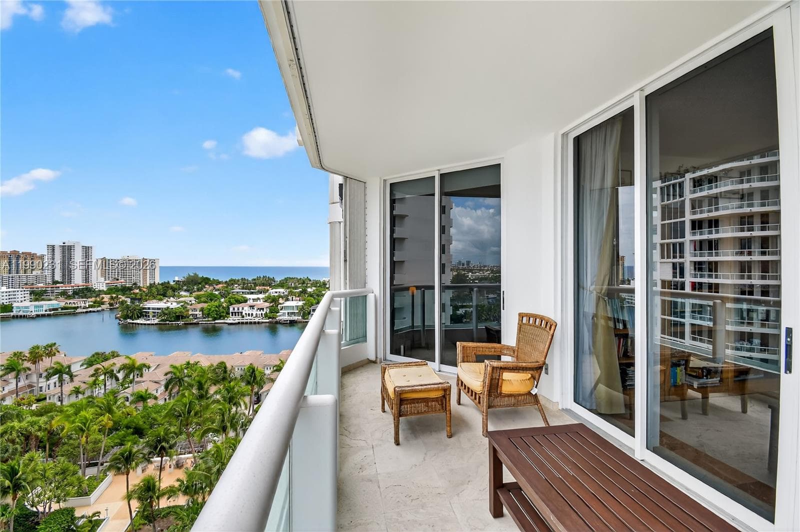21150 Point Pl 1505 photo 2