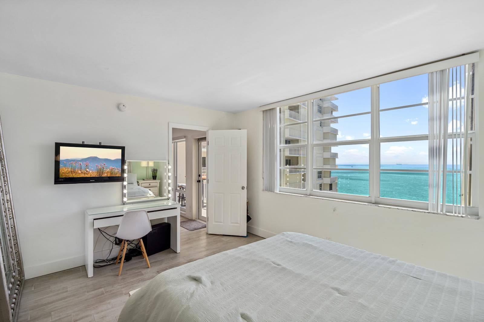 750 N Ocean Boulevard 1507 photo 23
