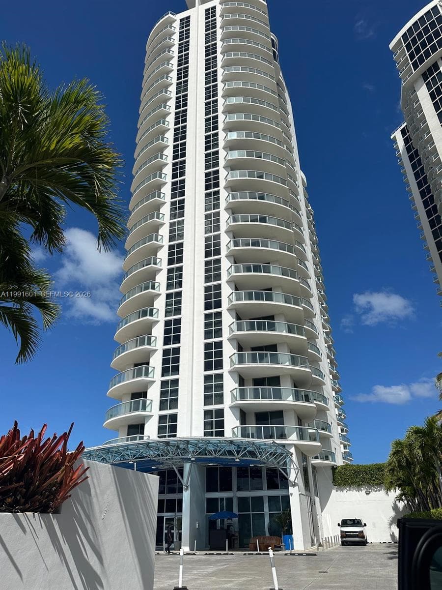 18683 Collins Ave 802 photo 4