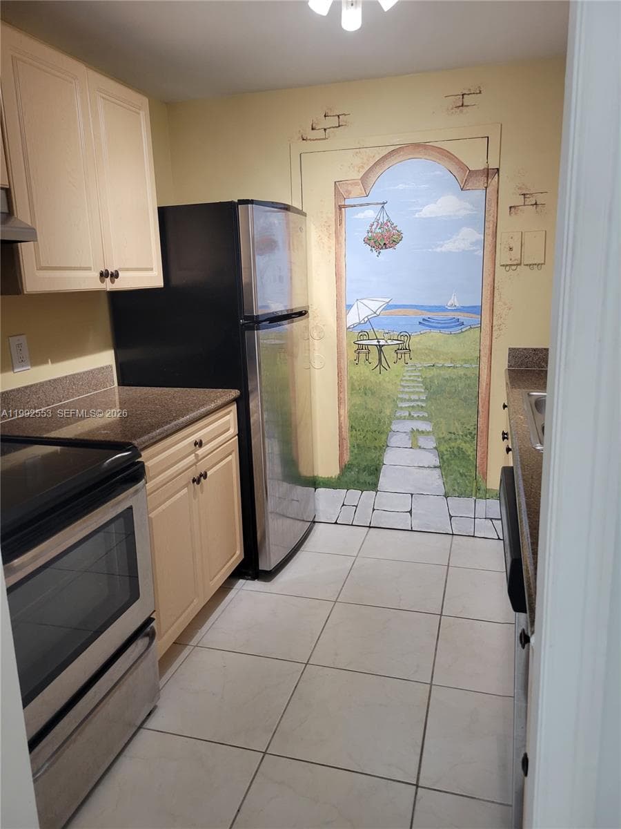 2020 NE 135th St 904 photo 13