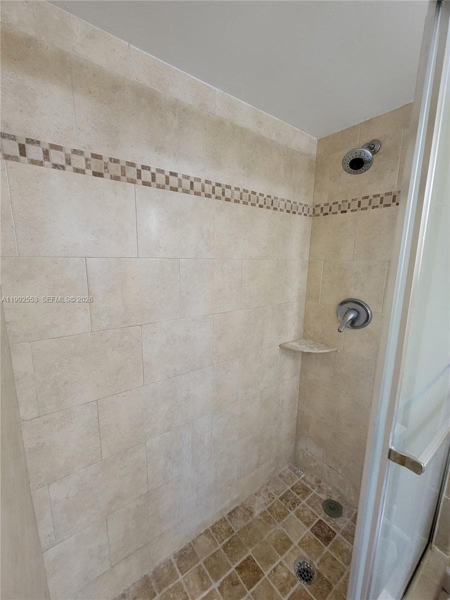 2020 NE 135th St 904 photo 11