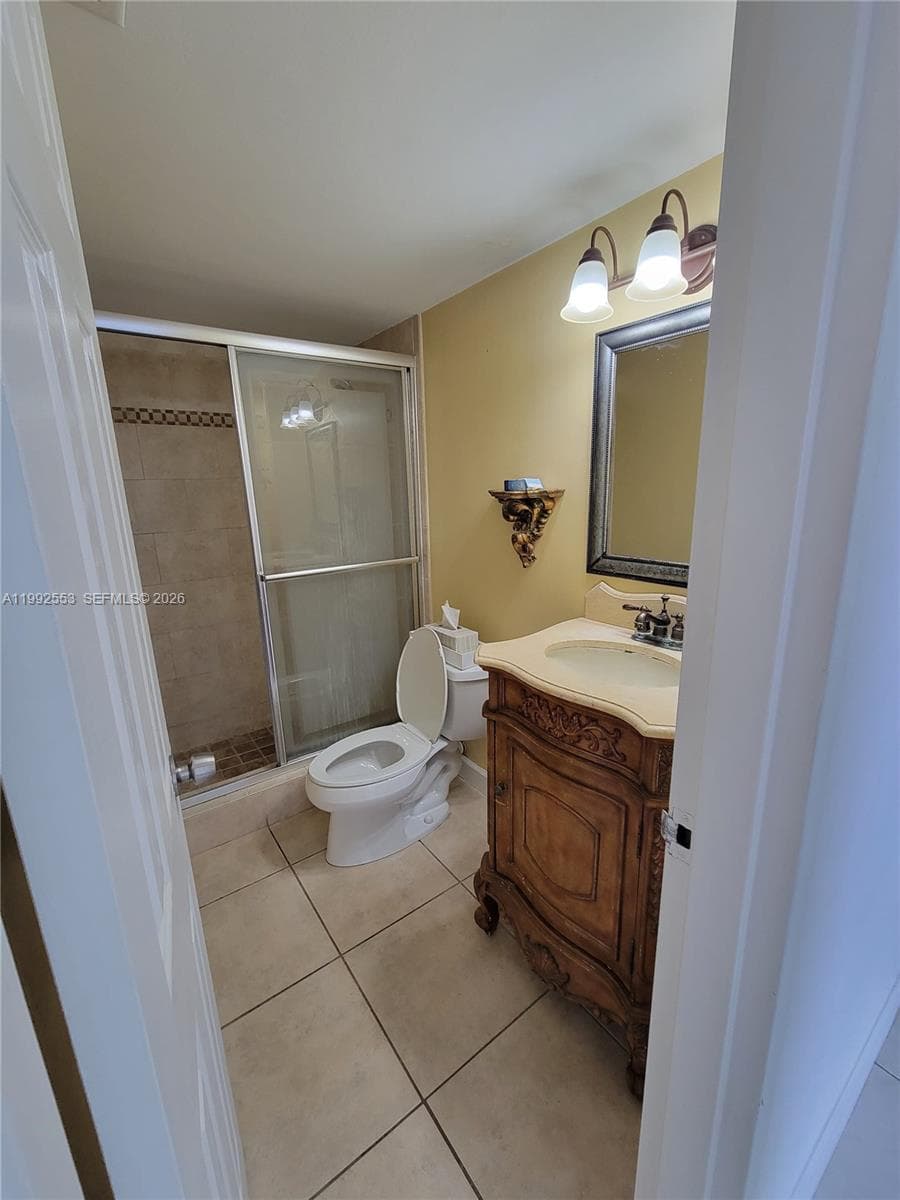2020 NE 135th St 904 photo 4