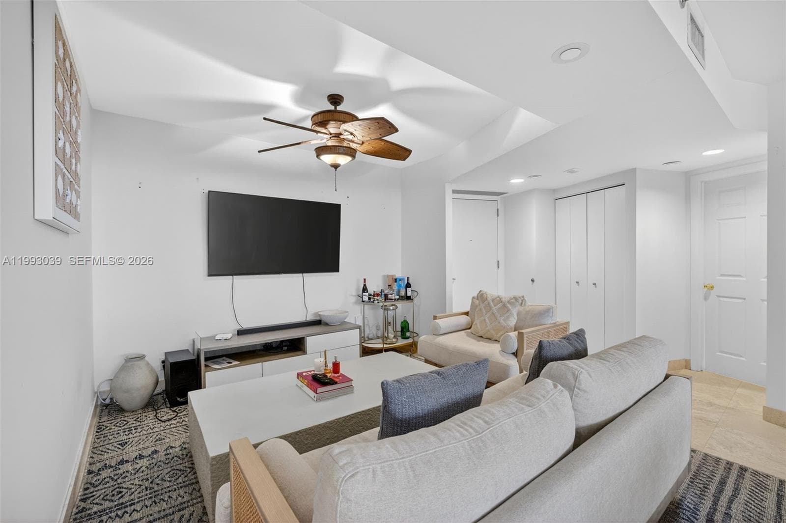 1000 Island Blvd 2105 photo 8