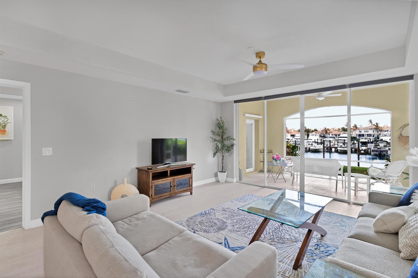 5520 N Harbor Village Drive 105 photo 4